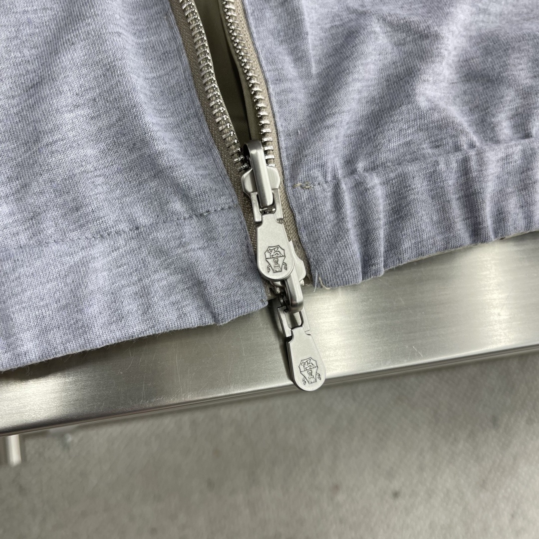 -BC 25fw新款双面穿着夹克外套这款夹克最大的亮点在于其双面可穿的设计。一面是深邃沉稳的藏青色,如静