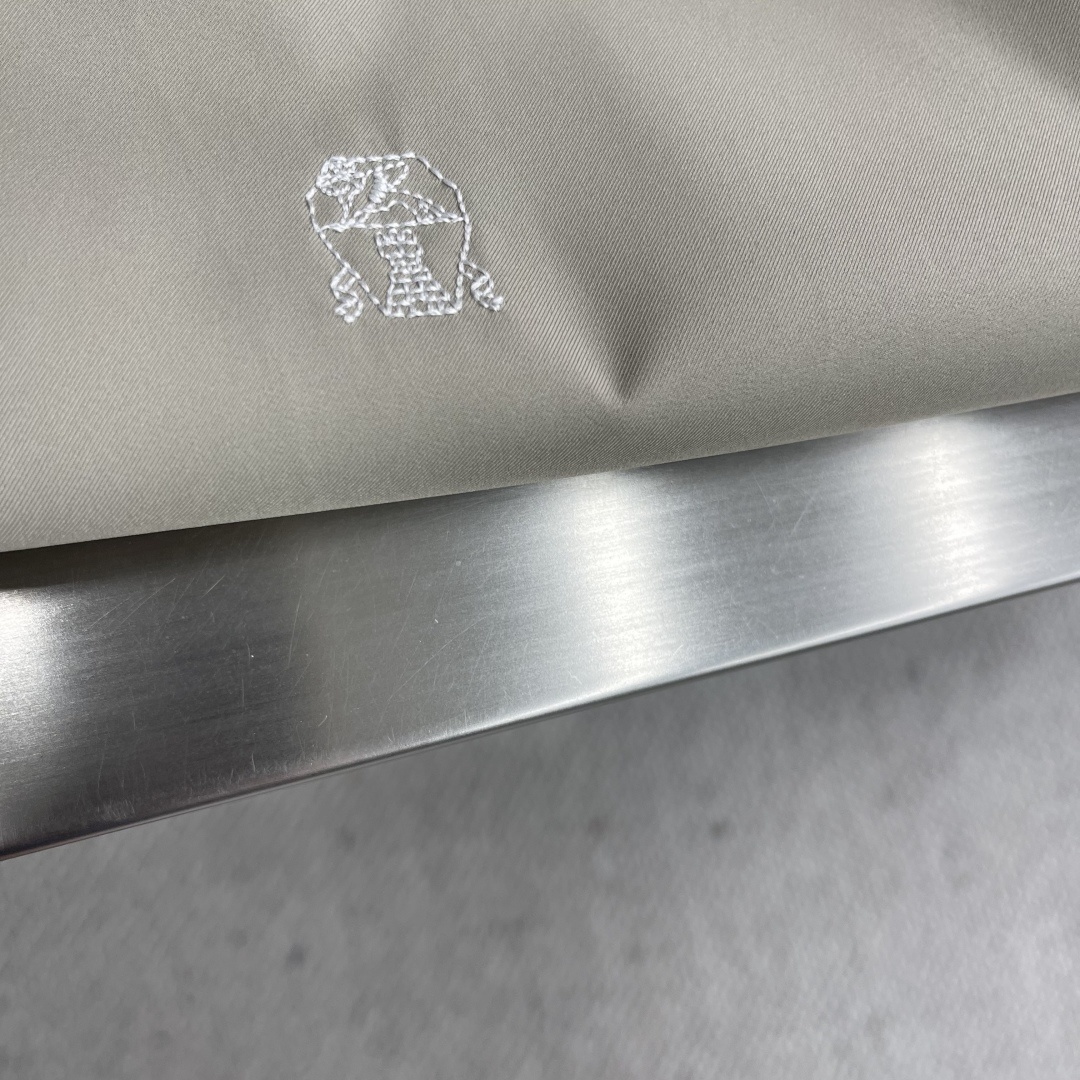 -BC 25fw新款双面穿着夹克外套这款夹克最大的亮点在于其双面可穿的设计。一面是深邃沉稳的藏青色,如静
