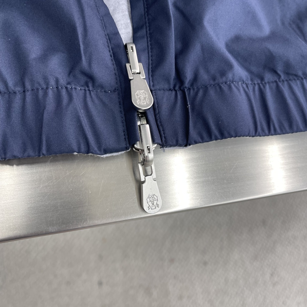 -BC 25fw新款双面穿着夹克外套这款夹克最大的亮点在于其双面可穿的设计。一面是深邃沉稳的藏青色,如静