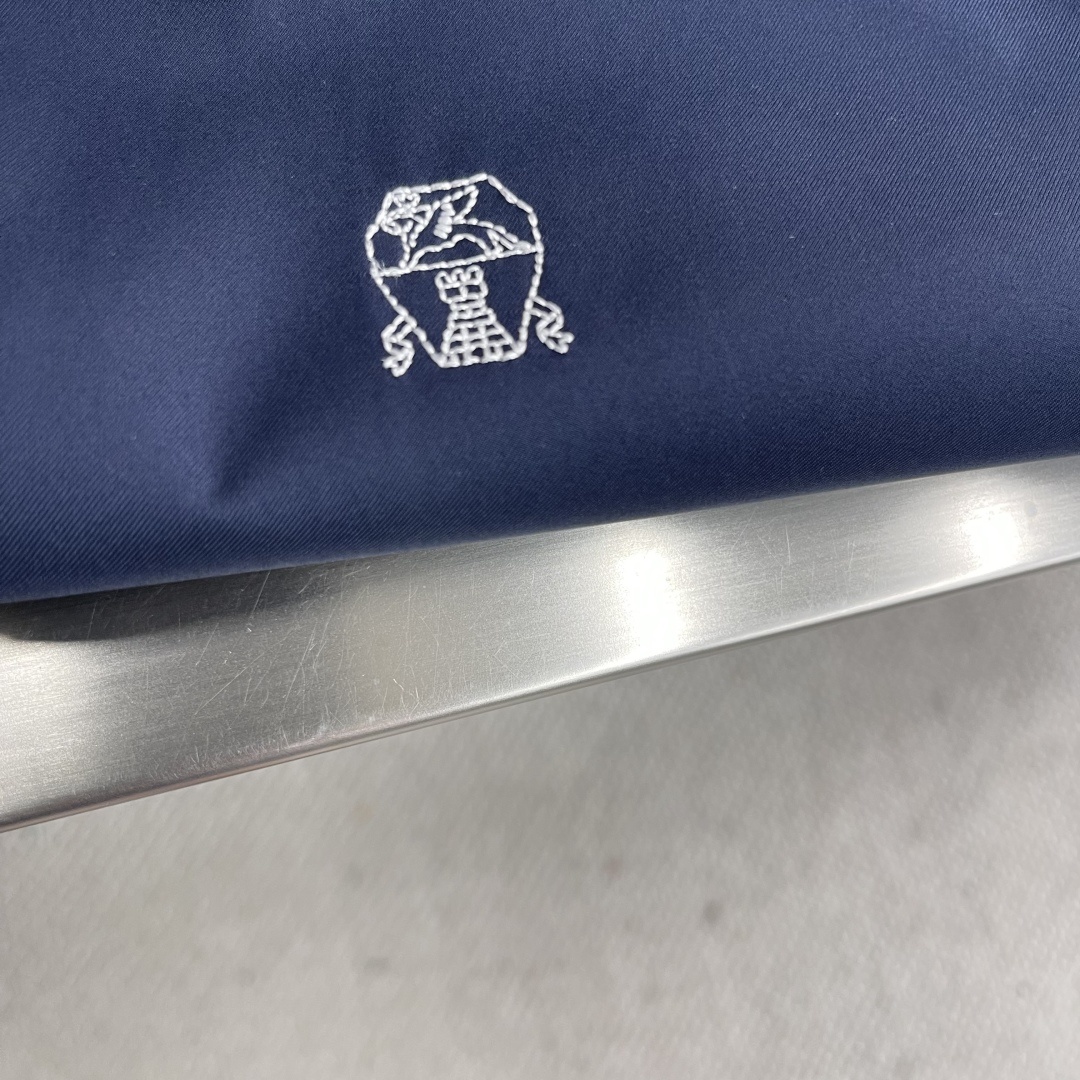 -BC 25fw新款双面穿着夹克外套这款夹克最大的亮点在于其双面可穿的设计。一面是深邃沉稳的藏青色,如静