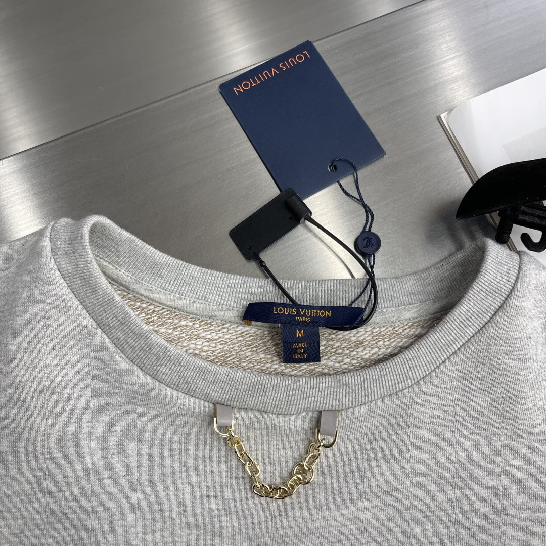 

-驴牌   莱茵石烫钻圆领帽衫卫衣
380克混纱毛圈面料，面料原版定染定织底部多纱色混纺织出。500