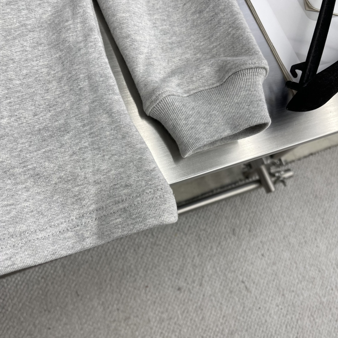 

-驴牌   莱茵石烫钻圆领帽衫卫衣
380克混纱毛圈面料，面料原版定染定织底部多纱色混纺织出。500