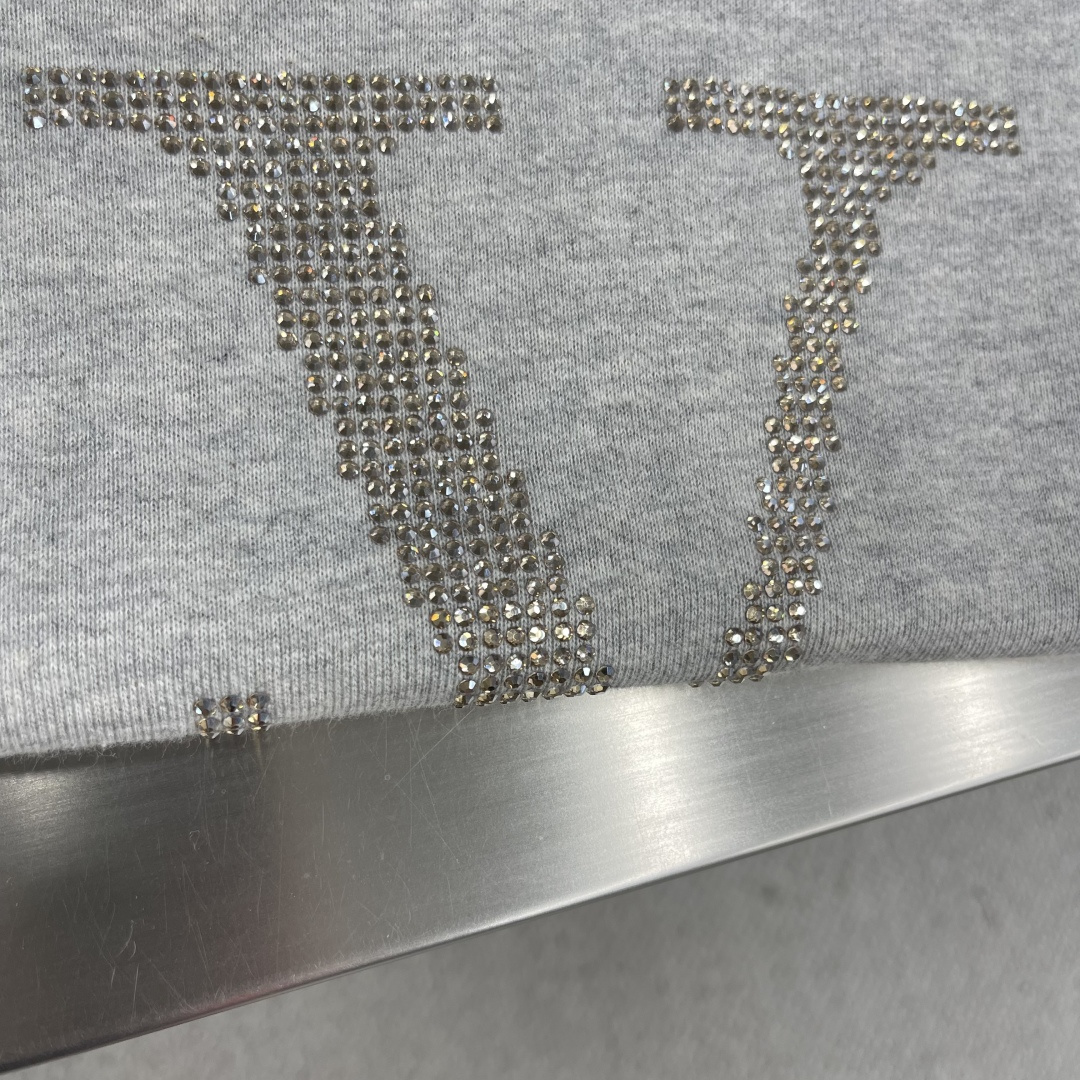 

-驴牌   莱茵石烫钻圆领帽衫卫衣
380克混纱毛圈面料，面料原版定染定织底部多纱色混纺织出。500