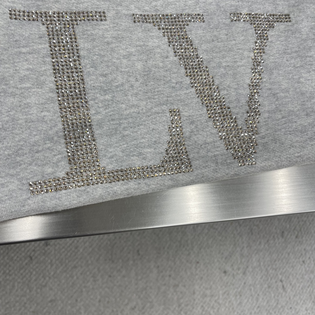 

-驴牌   莱茵石烫钻圆领帽衫卫衣
380克混纱毛圈面料，面料原版定染定织底部多纱色混纺织出。500