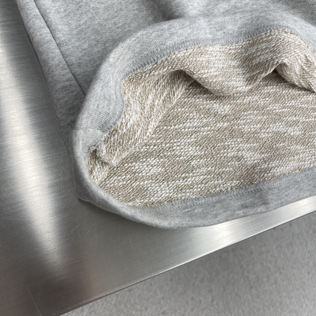 

-驴牌   莱茵石烫钻圆领帽衫卫衣
380克混纱毛圈面料，面料原版定染定织底部多纱色混纺织出。500