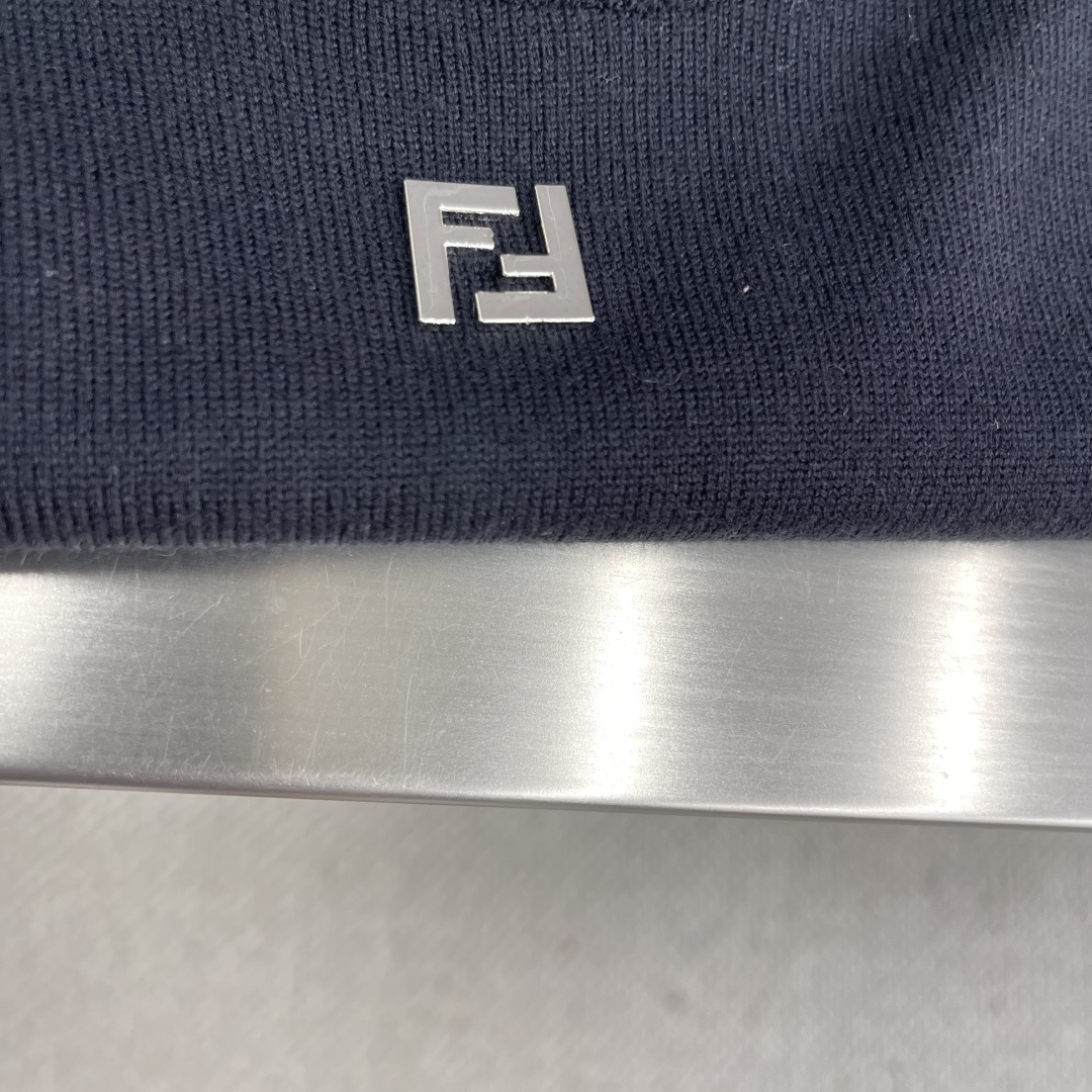 

-FEND   双F烫标打底针织衫
采用羊毛混纺棉纱材料，成份分别为25羊毛，75棉，该款做为秋冬打