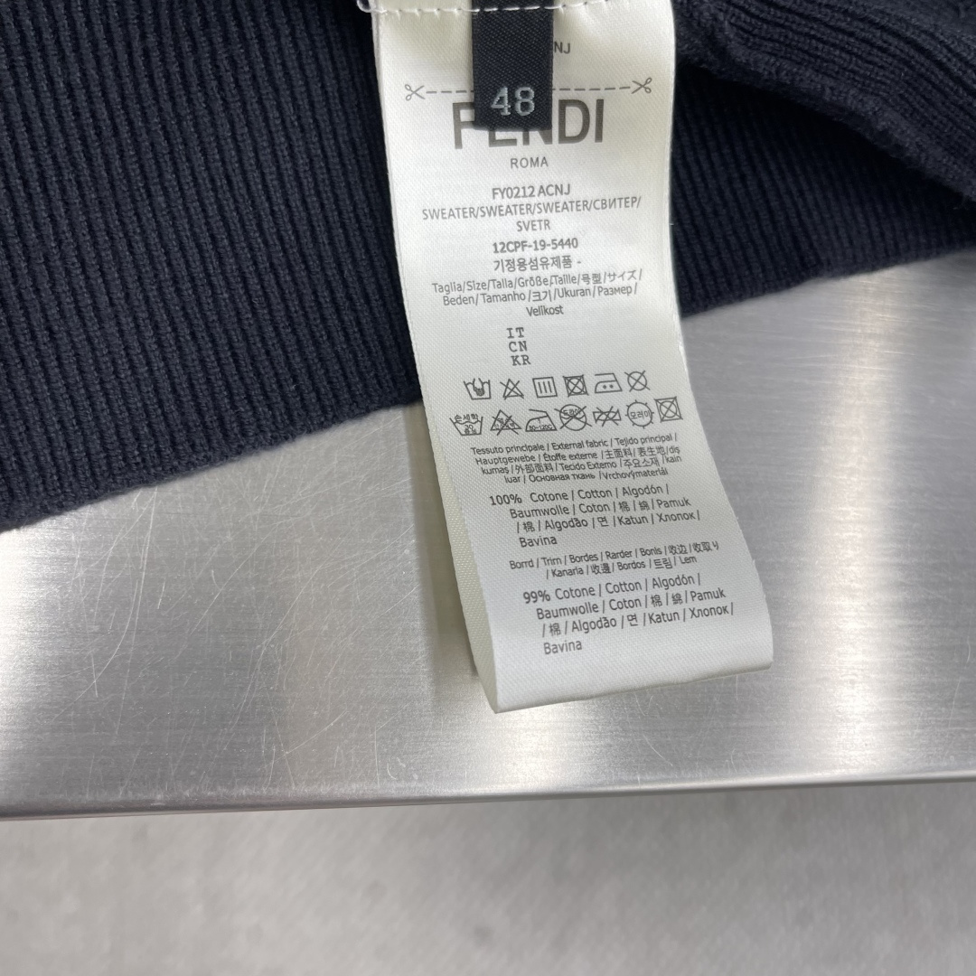 

-FEND   双F烫标打底针织衫
采用羊毛混纺棉纱材料，成份分别为25羊毛，75棉，该款做为秋冬打