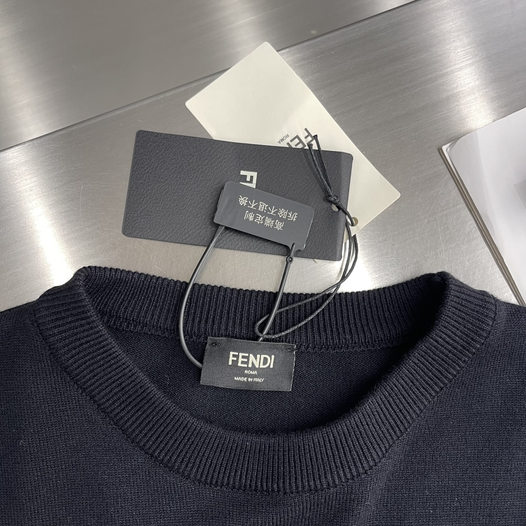 

-FEND   双F烫标打底针织衫
采用羊毛混纺棉纱材料，成份分别为25羊毛，75棉，该款做为秋冬打