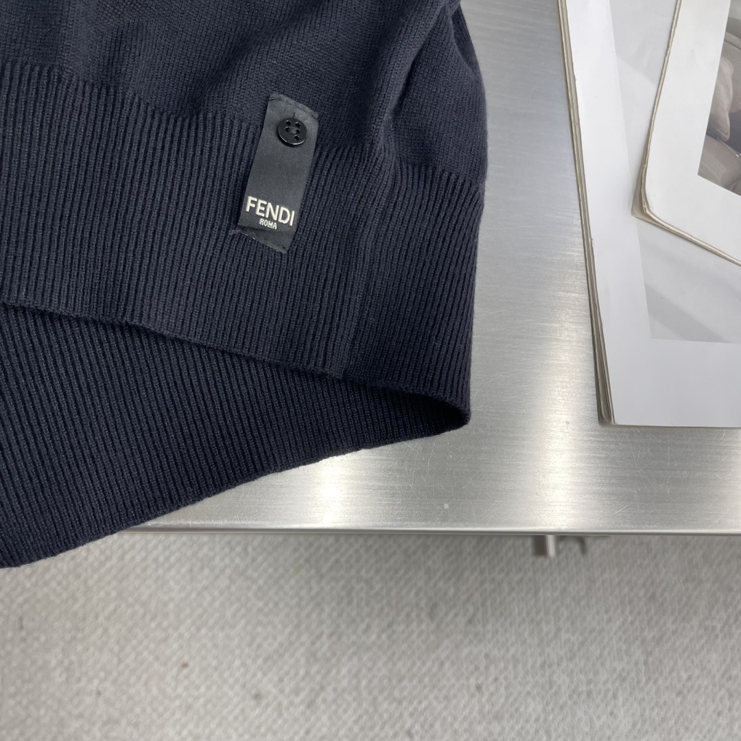 

-FEND   双F烫标打底针织衫
采用羊毛混纺棉纱材料，成份分别为25羊毛，75棉，该款做为秋冬打