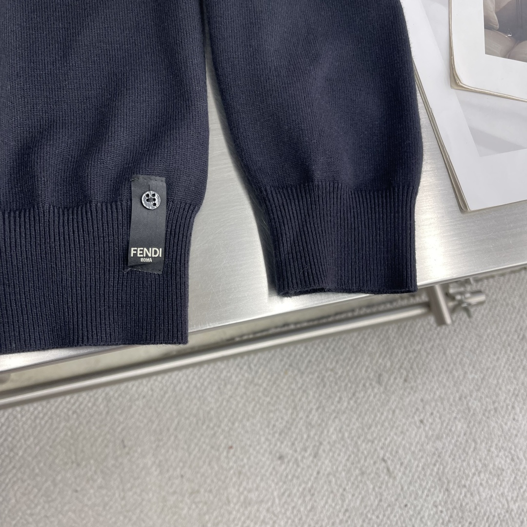 

-FEND   双F烫标打底针织衫
采用羊毛混纺棉纱材料，成份分别为25羊毛，75棉，该款做为秋冬打