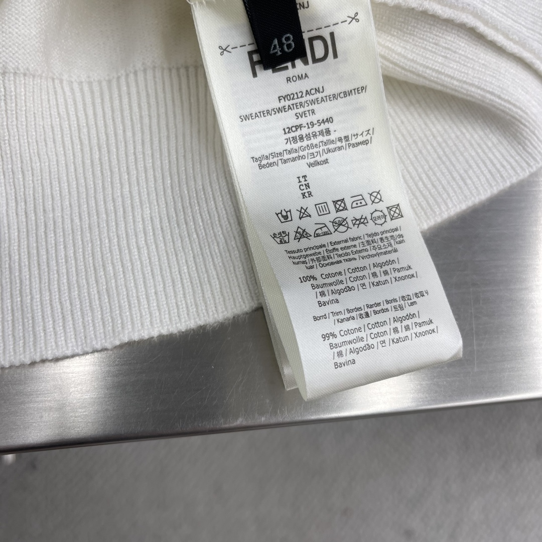 

-FEND   双F烫标打底针织衫
采用羊毛混纺棉纱材料，成份分别为25羊毛，75棉，该款做为秋冬打