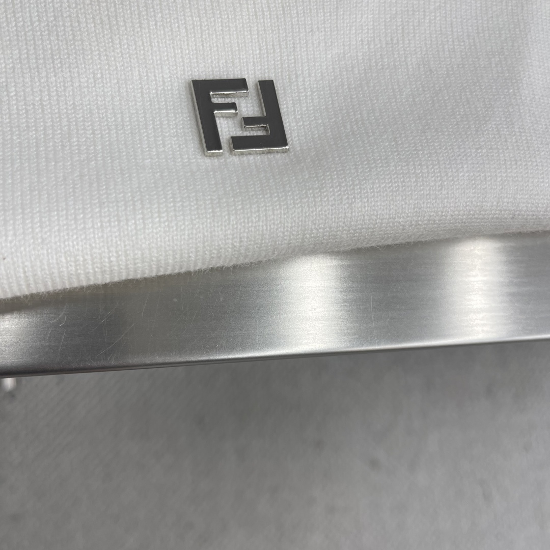 

-FEND   双F烫标打底针织衫
采用羊毛混纺棉纱材料，成份分别为25羊毛，75棉，该款做为秋冬打