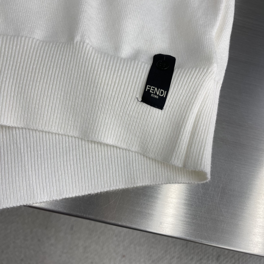 

-FEND   双F烫标打底针织衫
采用羊毛混纺棉纱材料，成份分别为25羊毛，75棉，该款做为秋冬打