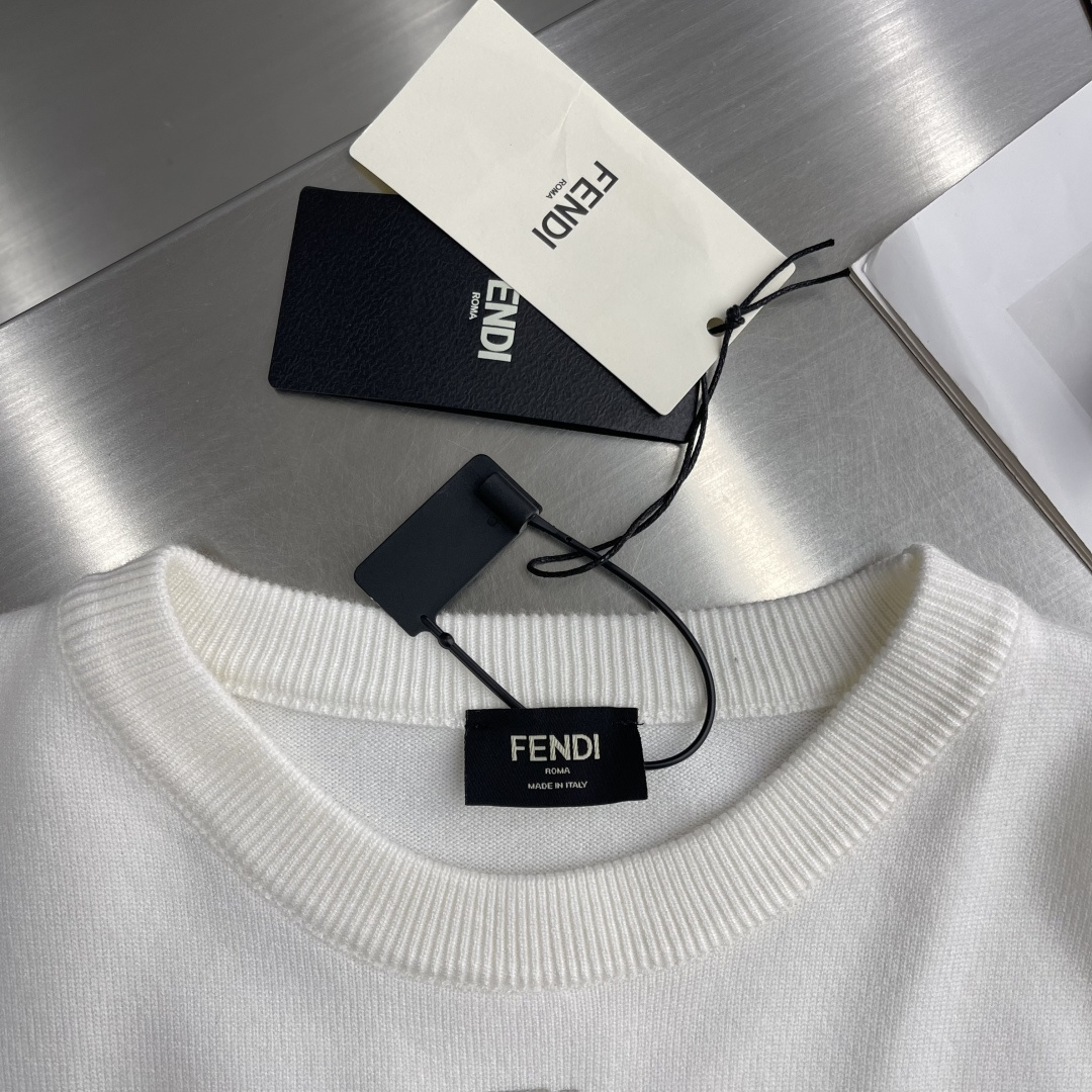 

-FEND   双F烫标打底针织衫
采用羊毛混纺棉纱材料，成份分别为25羊毛，75棉，该款做为秋冬打