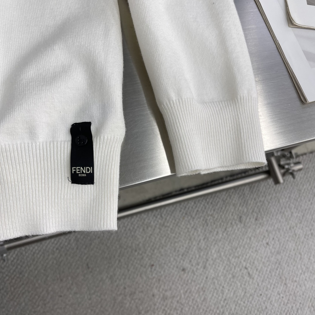 

-FEND   双F烫标打底针织衫
采用羊毛混纺棉纱材料，成份分别为25羊毛，75棉，该款做为秋冬打