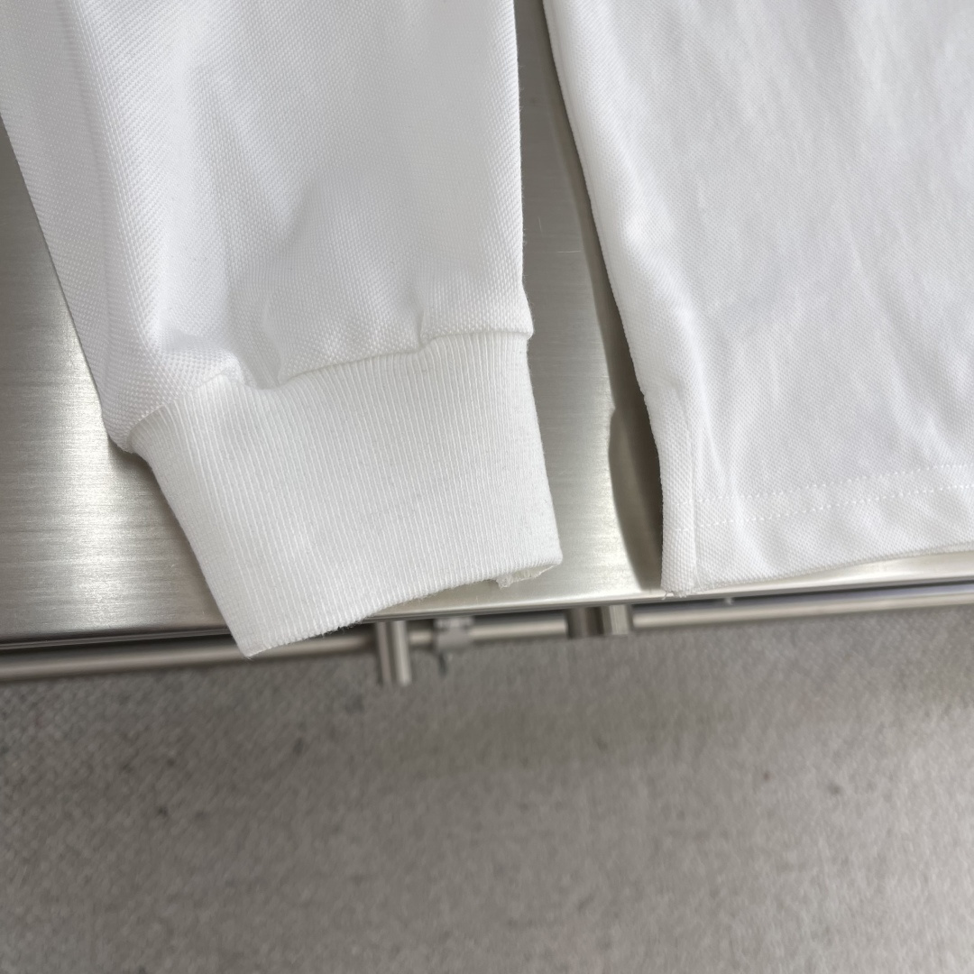 

-MiuMiu   刺绣翻领拼色POLO衫
采用50支双珠地面料，纯棉定织米白色。
螺纹搭配扁机1*