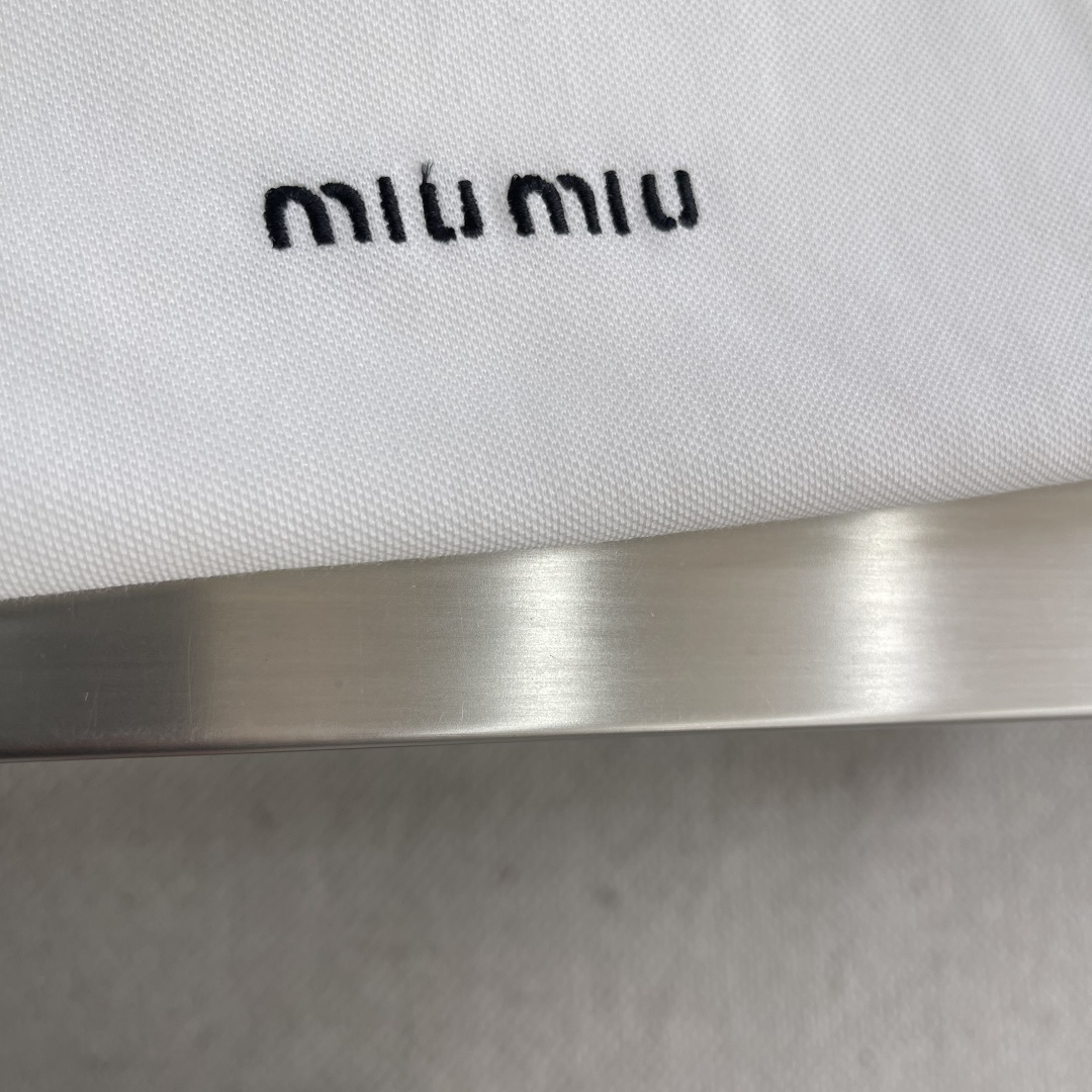 

-MiuMiu   刺绣翻领拼色POLO衫
采用50支双珠地面料，纯棉定织米白色。
螺纹搭配扁机1*