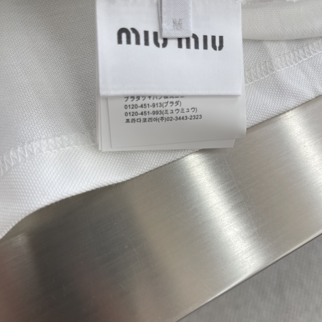 

-MiuMiu   刺绣翻领拼色POLO衫
采用50支双珠地面料，纯棉定织米白色。
螺纹搭配扁机1*