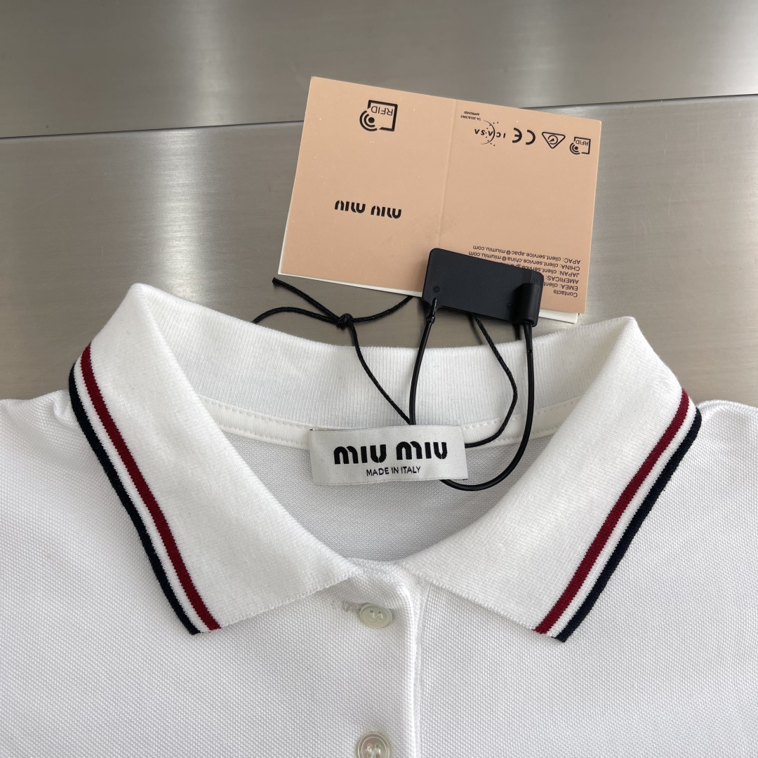 

-MiuMiu   刺绣翻领拼色POLO衫
采用50支双珠地面料，纯棉定织米白色。
螺纹搭配扁机1*