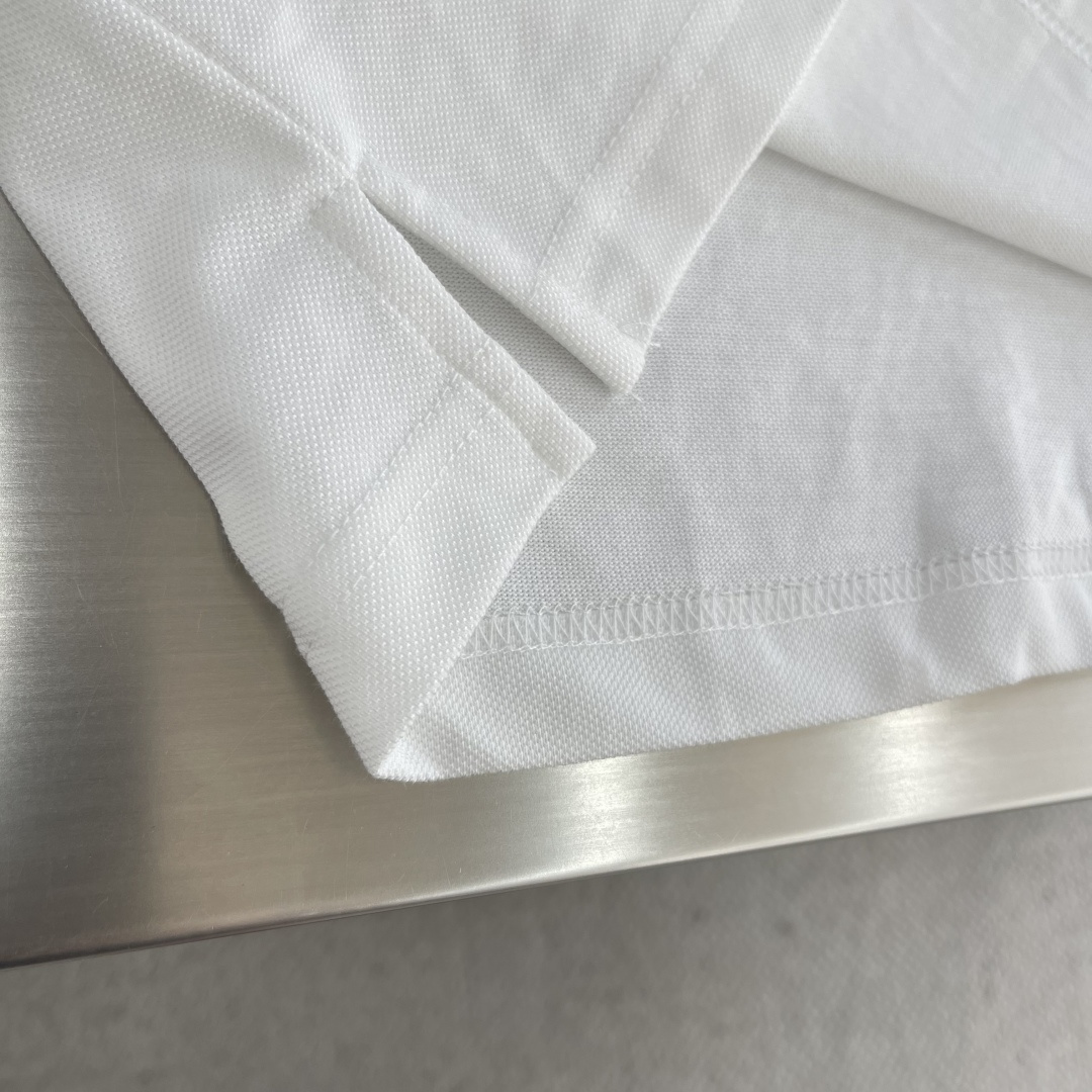 

-MiuMiu   刺绣翻领拼色POLO衫
采用50支双珠地面料，纯棉定织米白色。
螺纹搭配扁机1*