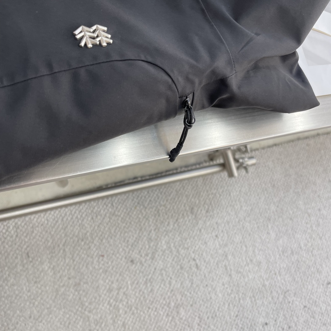  

-KOLON SPORT    1992 户外登山徒步运动外防水冲锋衣
采用GORE- TEX面料