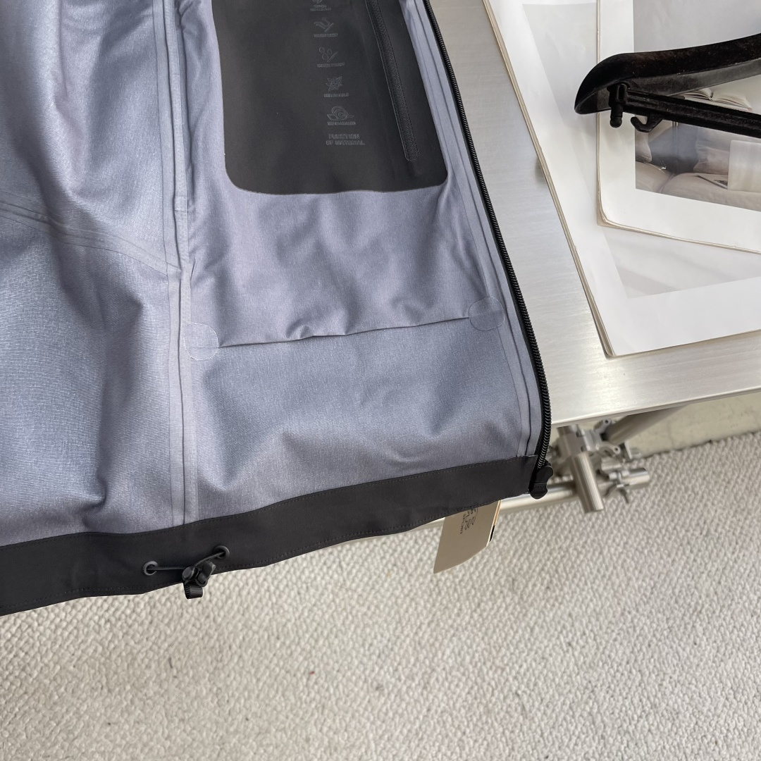  

-KOLON SPORT    1992 户外登山徒步运动外防水冲锋衣
采用GORE- TEX面料