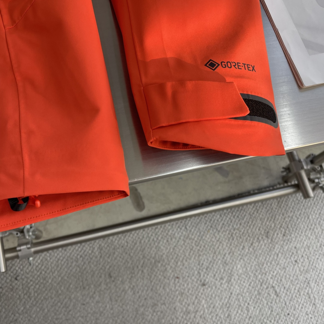  

-KOLON SPORT    1992 户外登山徒步运动外防水冲锋衣
采用GORE- TEX面料