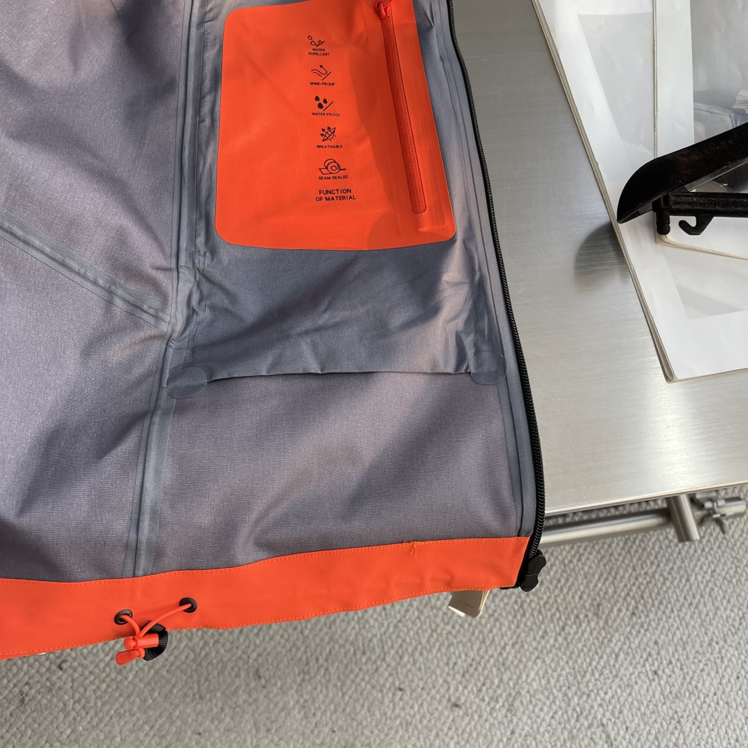  

-KOLON SPORT    1992 户外登山徒步运动外防水冲锋衣
采用GORE- TEX面料