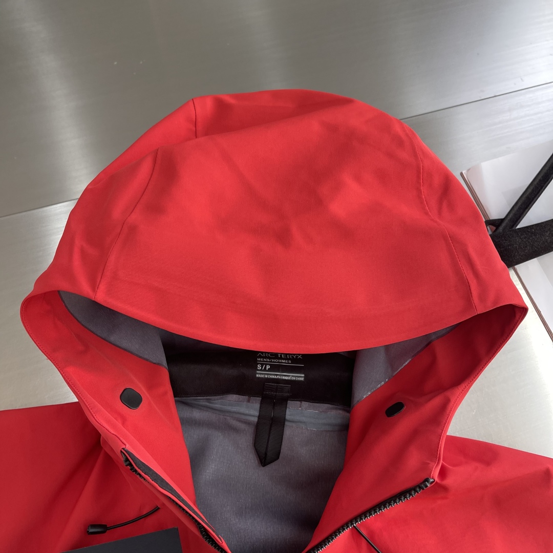 P355

-🐦 鸟家 Alpha系列 Sv 第7代 GORE-TEX Pro 刺绣Logo图案休闲运动连帽拉链硬壳冲锋衣
全新配色，帅到炸裂的一款！
面料一如既往采用硬壳GORETEX系列，面料透气达到5000+ ，防水性能C8，防污防风防水，束紧后达到耐寒保温！
四色拼接采用激光定位立体裁剪，每一片裁片基本达到98%以上还原，接近0色差。
口袋处采用无缝激光技术，衣服内侧全衣压胶，采用热风胶技术做到防水效果。下摆条更是采用超声波热压机器做到不散边不垮边。
男女同款，休闲旅游、运动户外，一件外套通通搞定，必备必备！
尺码：S-XXL
S码衣长72 胸围122 肩宽52
M码衣长74 胸围126 肩宽54
L码衣长76 胸围130 肩宽56
XL码衣长78 胸围134 肩宽58
XXL码衣长80 胸围138 肩宽60
