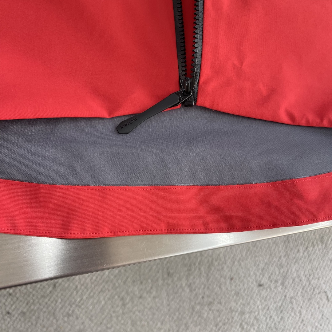 P355

-🐦 鸟家 Alpha系列 Sv 第7代 GORE-TEX Pro 刺绣Logo图案休闲运动连帽拉链硬壳冲锋衣
全新配色，帅到炸裂的一款！
面料一如既往采用硬壳GORETEX系列，面料透气达到5000+ ，防水性能C8，防污防风防水，束紧后达到耐寒保温！
四色拼接采用激光定位立体裁剪，每一片裁片基本达到98%以上还原，接近0色差。
口袋处采用无缝激光技术，衣服内侧全衣压胶，采用热风胶技术做到防水效果。下摆条更是采用超声波热压机器做到不散边不垮边。
男女同款，休闲旅游、运动户外，一件外套通通搞定，必备必备！
尺码：S-XXL
S码衣长72 胸围122 肩宽52
M码衣长74 胸围126 肩宽54
L码衣长76 胸围130 肩宽56
XL码衣长78 胸围134 肩宽58
XXL码衣长80 胸围138 肩宽60