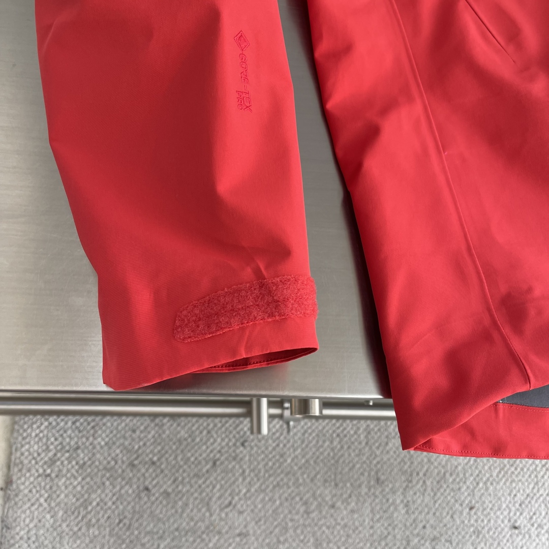 P355

-🐦 鸟家 Alpha系列 Sv 第7代 GORE-TEX Pro 刺绣Logo图案休闲运动连帽拉链硬壳冲锋衣
全新配色，帅到炸裂的一款！
面料一如既往采用硬壳GORETEX系列，面料透气达到5000+ ，防水性能C8，防污防风防水，束紧后达到耐寒保温！
四色拼接采用激光定位立体裁剪，每一片裁片基本达到98%以上还原，接近0色差。
口袋处采用无缝激光技术，衣服内侧全衣压胶，采用热风胶技术做到防水效果。下摆条更是采用超声波热压机器做到不散边不垮边。
男女同款，休闲旅游、运动户外，一件外套通通搞定，必备必备！
尺码：S-XXL
S码衣长72 胸围122 肩宽52
M码衣长74 胸围126 肩宽54
L码衣长76 胸围130 肩宽56
XL码衣长78 胸围134 肩宽58
XXL码衣长80 胸围138 肩宽60