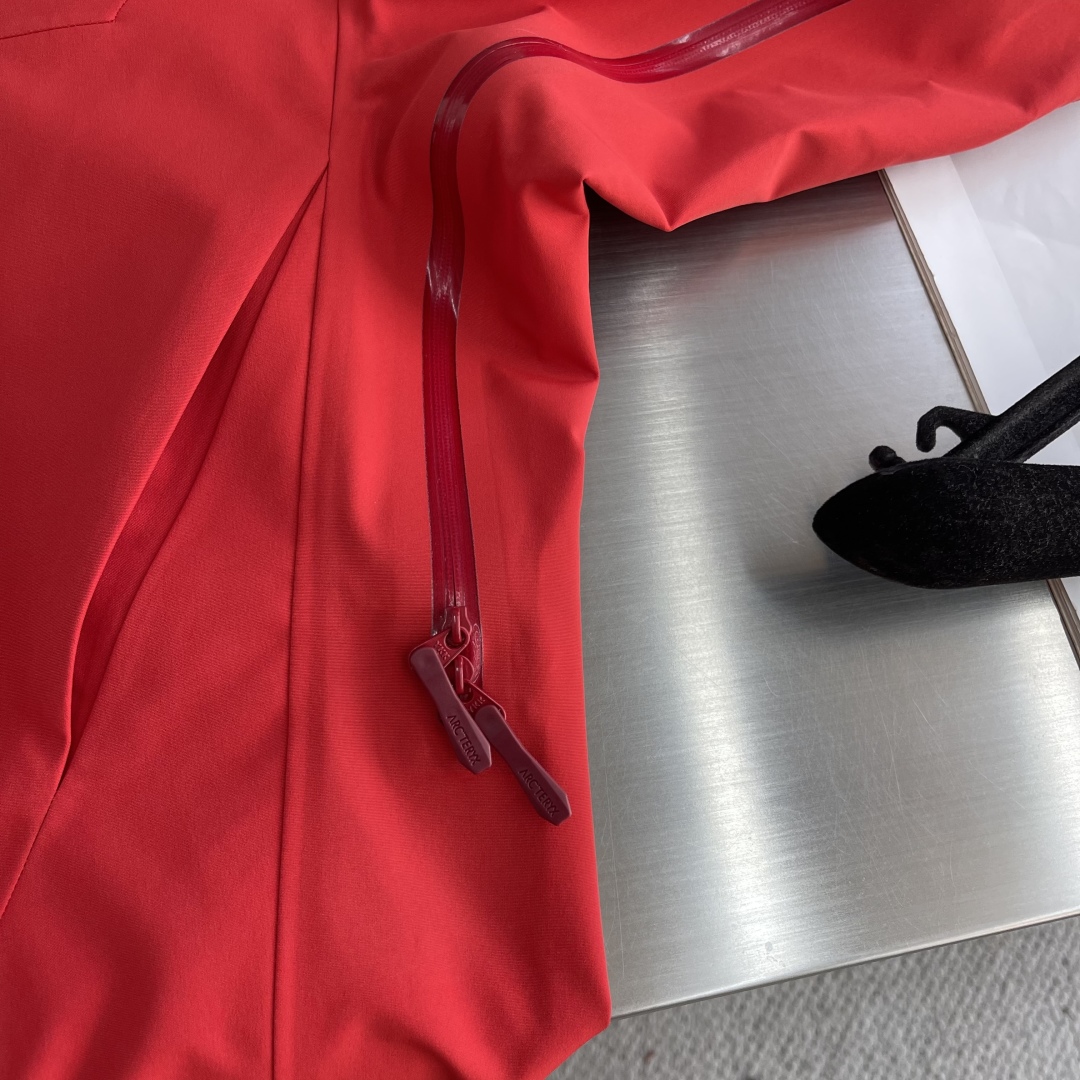 P355

-🐦 鸟家 Alpha系列 Sv 第7代 GORE-TEX Pro 刺绣Logo图案休闲运动连帽拉链硬壳冲锋衣
全新配色，帅到炸裂的一款！
面料一如既往采用硬壳GORETEX系列，面料透气达到5000+ ，防水性能C8，防污防风防水，束紧后达到耐寒保温！
四色拼接采用激光定位立体裁剪，每一片裁片基本达到98%以上还原，接近0色差。
口袋处采用无缝激光技术，衣服内侧全衣压胶，采用热风胶技术做到防水效果。下摆条更是采用超声波热压机器做到不散边不垮边。
男女同款，休闲旅游、运动户外，一件外套通通搞定，必备必备！
尺码：S-XXL
S码衣长72 胸围122 肩宽52
M码衣长74 胸围126 肩宽54
L码衣长76 胸围130 肩宽56
XL码衣长78 胸围134 肩宽58
XXL码衣长80 胸围138 肩宽60