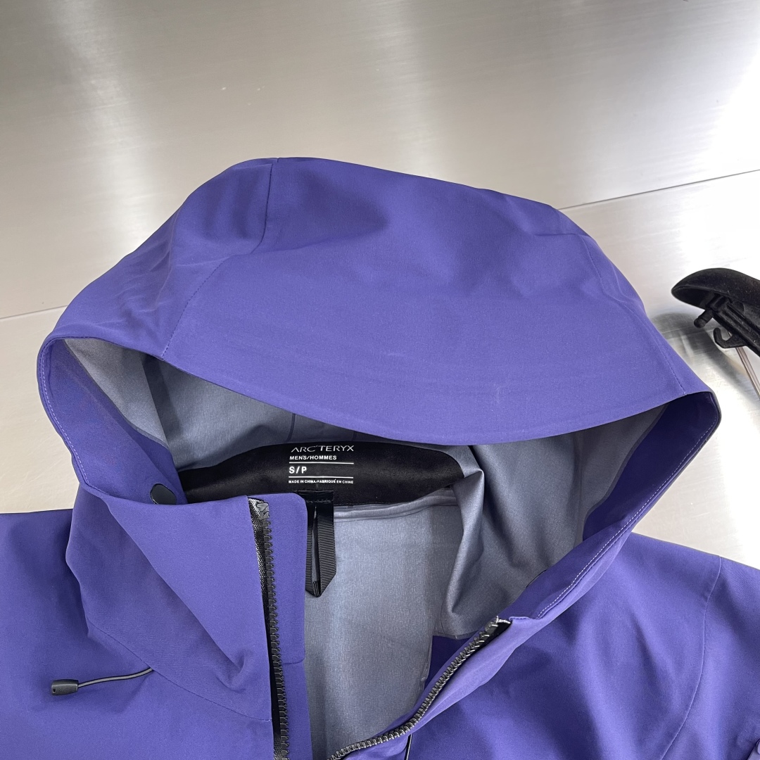 P355

-🐦 鸟家 Alpha系列 Sv 第7代 GORE-TEX Pro 刺绣Logo图案休闲运动连帽拉链硬壳冲锋衣
全新配色，帅到炸裂的一款！
面料一如既往采用硬壳GORETEX系列，面料透气达到5000+ ，防水性能C8，防污防风防水，束紧后达到耐寒保温！
四色拼接采用激光定位立体裁剪，每一片裁片基本达到98%以上还原，接近0色差。
口袋处采用无缝激光技术，衣服内侧全衣压胶，采用热风胶技术做到防水效果。下摆条更是采用超声波热压机器做到不散边不垮边。
男女同款，休闲旅游、运动户外，一件外套通通搞定，必备必备！
尺码：S-XXL
S码衣长72 胸围122 肩宽52
M码衣长74 胸围126 肩宽54
L码衣长76 胸围130 肩宽56
XL码衣长78 胸围134 肩宽58
XXL码衣长80 胸围138 肩宽60