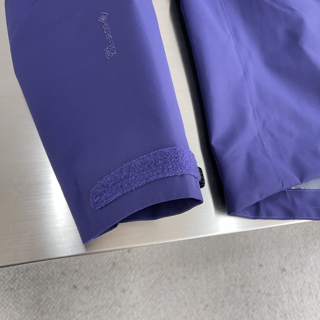 P355

-🐦 鸟家 Alpha系列 Sv 第7代 GORE-TEX Pro 刺绣Logo图案休闲运动连帽拉链硬壳冲锋衣
全新配色，帅到炸裂的一款！
面料一如既往采用硬壳GORETEX系列，面料透气达到5000+ ，防水性能C8，防污防风防水，束紧后达到耐寒保温！
四色拼接采用激光定位立体裁剪，每一片裁片基本达到98%以上还原，接近0色差。
口袋处采用无缝激光技术，衣服内侧全衣压胶，采用热风胶技术做到防水效果。下摆条更是采用超声波热压机器做到不散边不垮边。
男女同款，休闲旅游、运动户外，一件外套通通搞定，必备必备！
尺码：S-XXL
S码衣长72 胸围122 肩宽52
M码衣长74 胸围126 肩宽54
L码衣长76 胸围130 肩宽56
XL码衣长78 胸围134 肩宽58
XXL码衣长80 胸围138 肩宽60