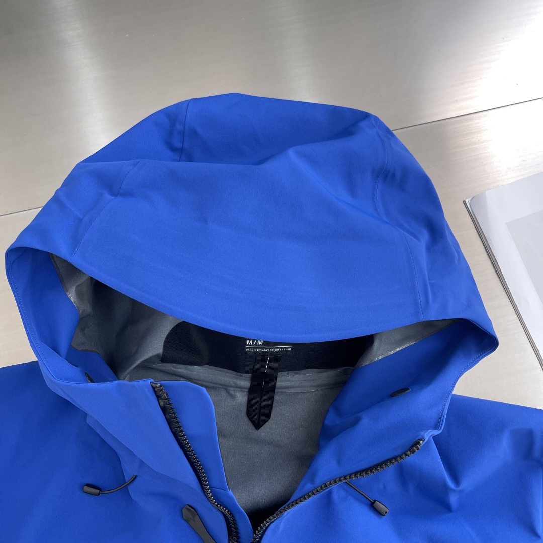P355
-🐦 鸟家 Alpha系列 Sv 第7代 GORE-TEX Pro 刺绣Logo图案休闲运动连帽拉链硬壳冲锋衣
全新配色,帅到炸裂的一款!
面料一如既往采用硬壳GORETEX系列,面料透气达到5000+ ,防水性能C8,防污防风防水,束紧后达到耐寒保温!
四色拼接采用激光定位立体裁剪,每一片裁片基本达到98%以上还原,接近0色差。
口袋处采用无缝激光技术,衣服内侧全衣压胶,采用热风胶技术做到防水效果。下摆条更是采用超声波热压机器做到不散边不垮边。
男女同款,休闲旅游、运动户外,一件外套通通搞定,必备必备!
尺码:S-XXL
S码衣长72 胸围122 肩宽52
M码衣长74 胸围126 肩宽54
L码衣长76 胸围130 肩宽56
XL码衣长78 胸围134 肩宽58
XXL码衣长80 胸围138 肩宽60
