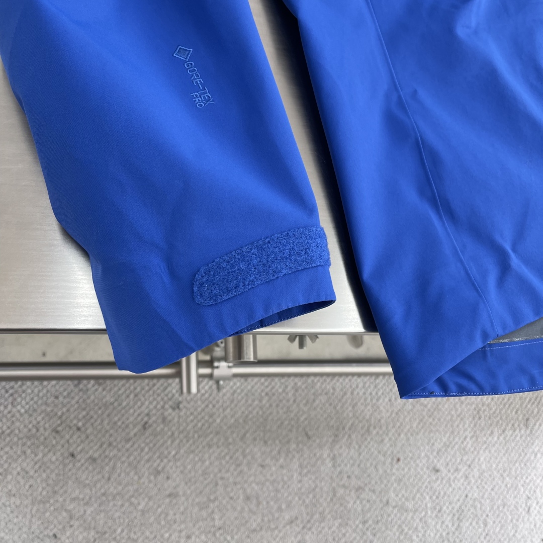 P355
-🐦 鸟家 Alpha系列 Sv 第7代 GORE-TEX Pro 刺绣Logo图案休闲运动连帽拉链硬壳冲锋衣
全新配色,帅到炸裂的一款!
面料一如既往采用硬壳GORETEX系列,面料透气达到5000+ ,防水性能C8,防污防风防水,束紧后达到耐寒保温!
四色拼接采用激光定位立体裁剪,每一片裁片基本达到98%以上还原,接近0色差。
口袋处采用无缝激光技术,衣服内侧全衣压胶,采用热风胶技术做到防水效果。下摆条更是采用超声波热压机器做到不散边不垮边。
男女同款,休闲旅游、运动户外,一件外套通通搞定,必备必备!
尺码:S-XXL
S码衣长72 胸围122 肩宽52
M码衣长74 胸围126 肩宽54
L码衣长76 胸围130 肩宽56
XL码衣长78 胸围134 肩宽58
XXL码衣长80 胸围138 肩宽60