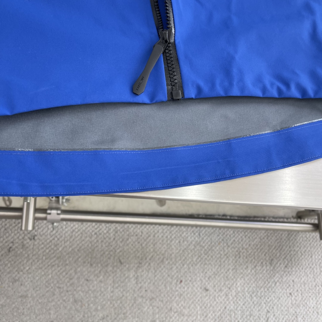 P355
-🐦 鸟家 Alpha系列 Sv 第7代 GORE-TEX Pro 刺绣Logo图案休闲运动连帽拉链硬壳冲锋衣
全新配色,帅到炸裂的一款!
面料一如既往采用硬壳GORETEX系列,面料透气达到5000+ ,防水性能C8,防污防风防水,束紧后达到耐寒保温!
四色拼接采用激光定位立体裁剪,每一片裁片基本达到98%以上还原,接近0色差。
口袋处采用无缝激光技术,衣服内侧全衣压胶,采用热风胶技术做到防水效果。下摆条更是采用超声波热压机器做到不散边不垮边。
男女同款,休闲旅游、运动户外,一件外套通通搞定,必备必备!
尺码:S-XXL
S码衣长72 胸围122 肩宽52
M码衣长74 胸围126 肩宽54
L码衣长76 胸围130 肩宽56
XL码衣长78 胸围134 肩宽58
XXL码衣长80 胸围138 肩宽60