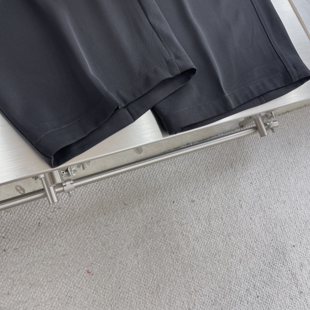 -驴牌 绿松石皮标西裤长裤采用新剪绵羊毛纺纱染色面料，无尘除静电车间高速剑杆机织生胚 ，双面织法反面缎纹