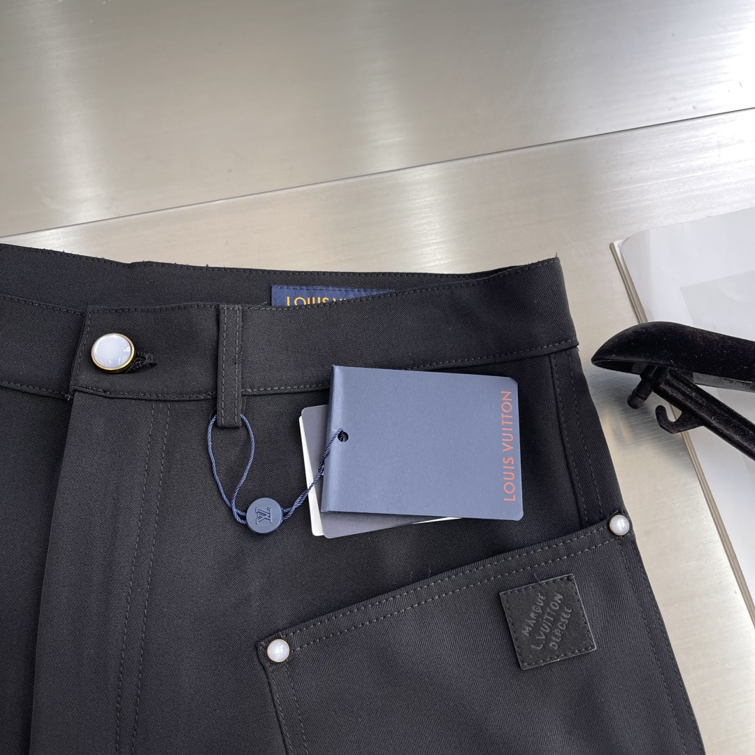 -驴牌 绿松石皮标西裤长裤采用新剪绵羊毛纺纱染色面料，无尘除静电车间高速剑杆机织生胚 ，双面织法反面缎纹