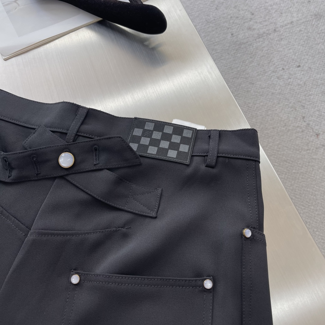 -驴牌 绿松石皮标西裤长裤采用新剪绵羊毛纺纱染色面料，无尘除静电车间高速剑杆机织生胚 ，双面织法反面缎纹