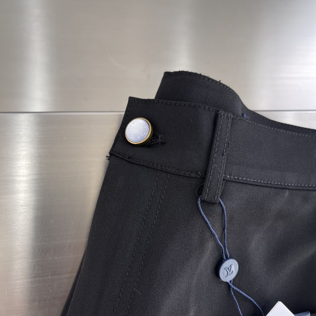 -驴牌 绿松石皮标西裤长裤采用新剪绵羊毛纺纱染色面料，无尘除静电车间高速剑杆机织生胚 ，双面织法反面缎纹