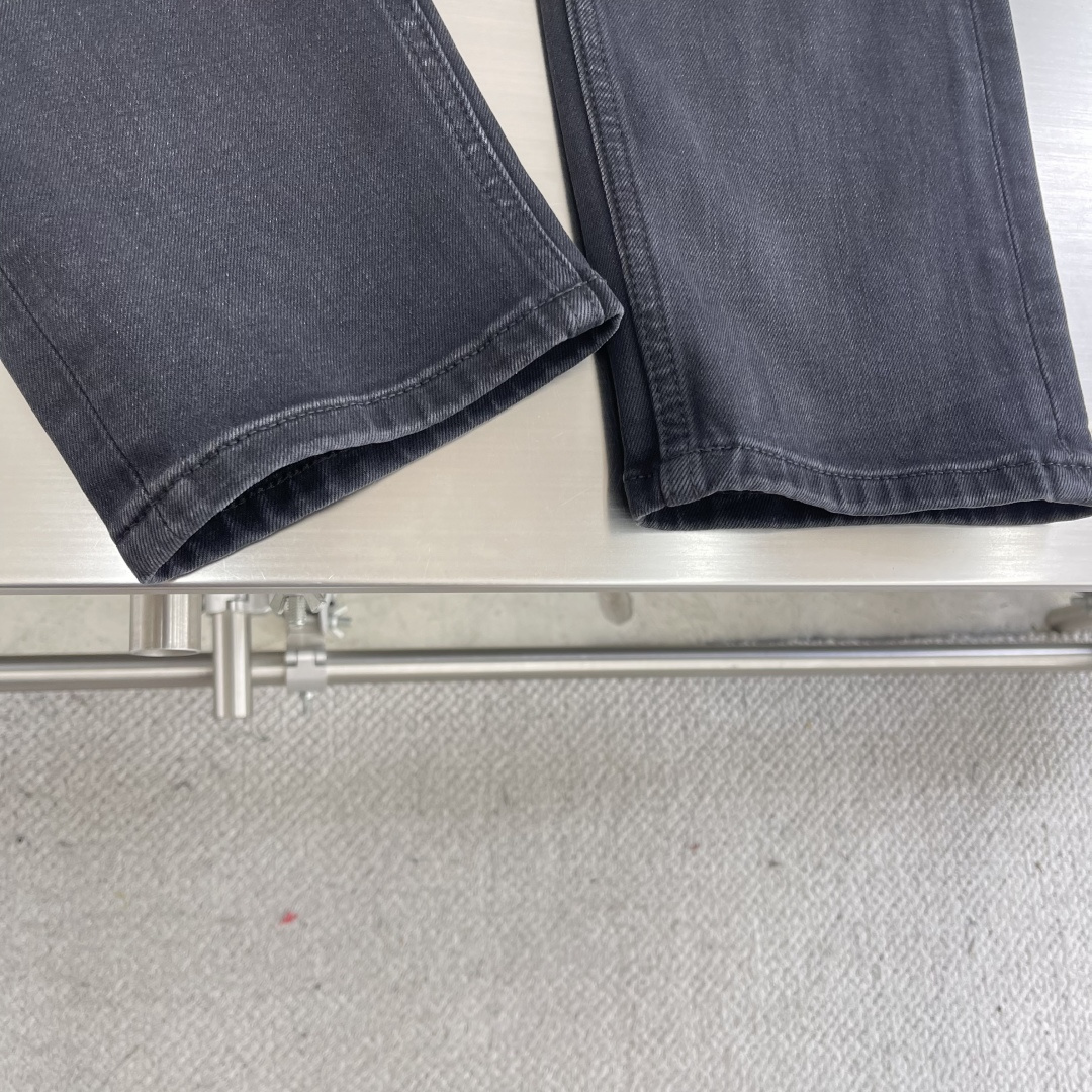 

-EA 阿玛泥   原单正品 四季常青基础款男士仔裤 重工洗水经典怀旧复古风 相信牛仔裤在大家心中已