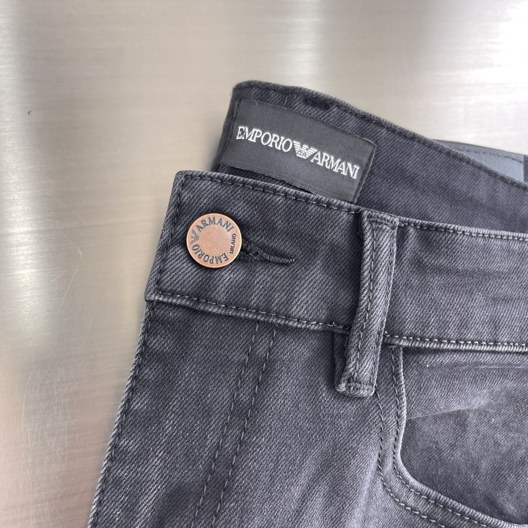 

-EA 阿玛泥   原单正品 四季常青基础款男士仔裤 重工洗水经典怀旧复古风 相信牛仔裤在大家心中已