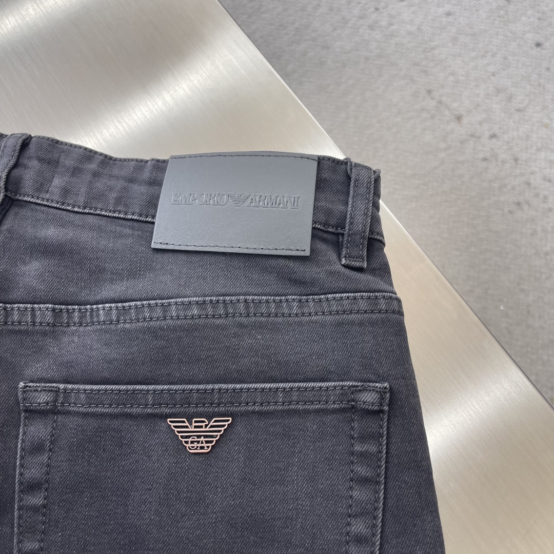 

-EA 阿玛泥   原单正品 四季常青基础款男士仔裤 重工洗水经典怀旧复古风 相信牛仔裤在大家心中已