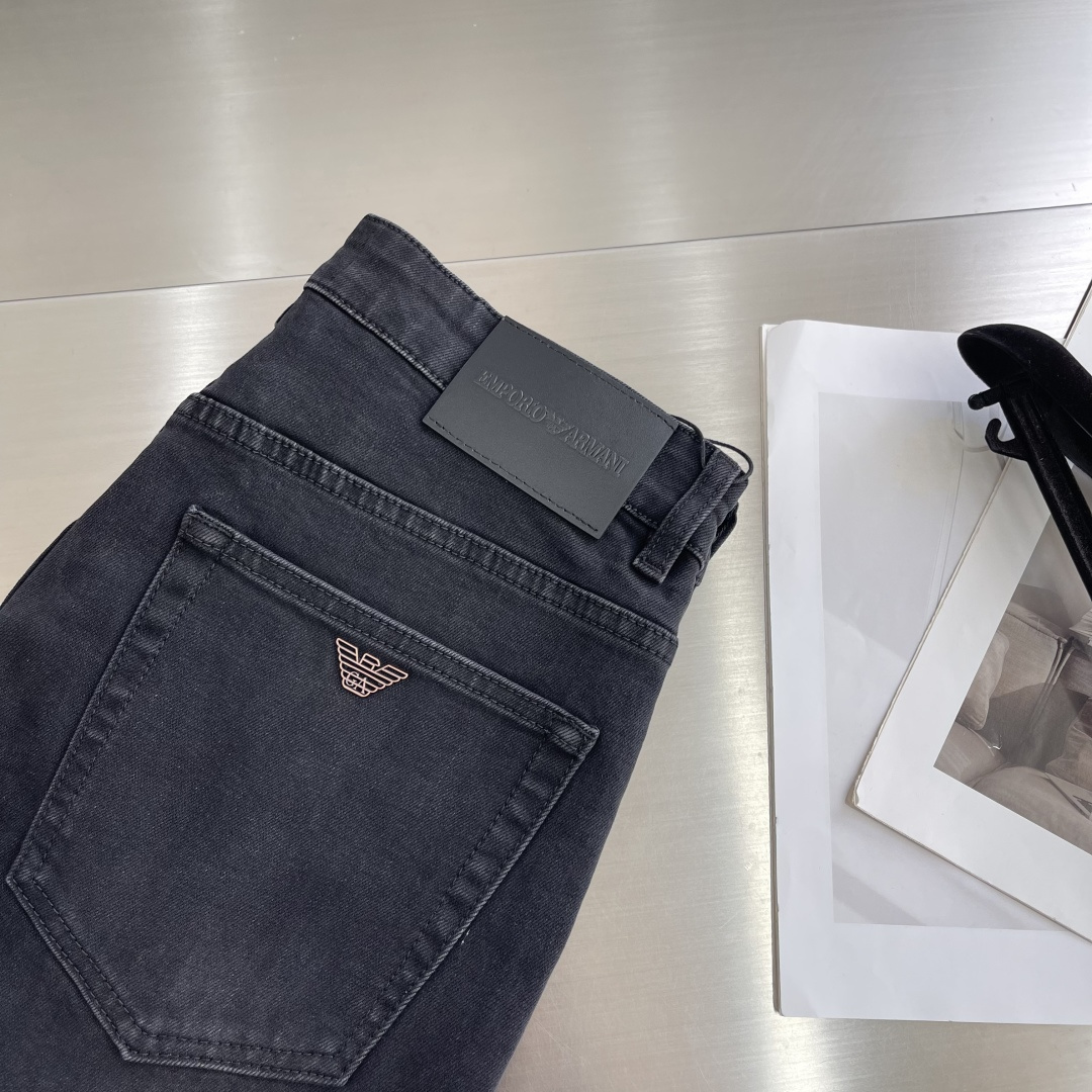 

-EA 阿玛泥   原单正品 四季常青基础款男士仔裤 重工洗水经典怀旧复古风 相信牛仔裤在大家心中已