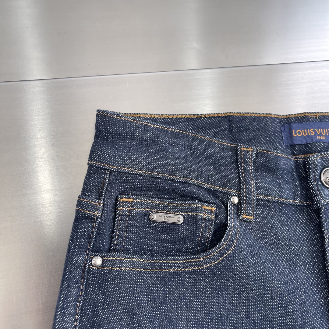 

-驴牌 25早秋新款牛仔裤 面料带弹力 湛蓝色洗水牛仔色 后口袋开模原布定位刺绣品牌字母logo标识