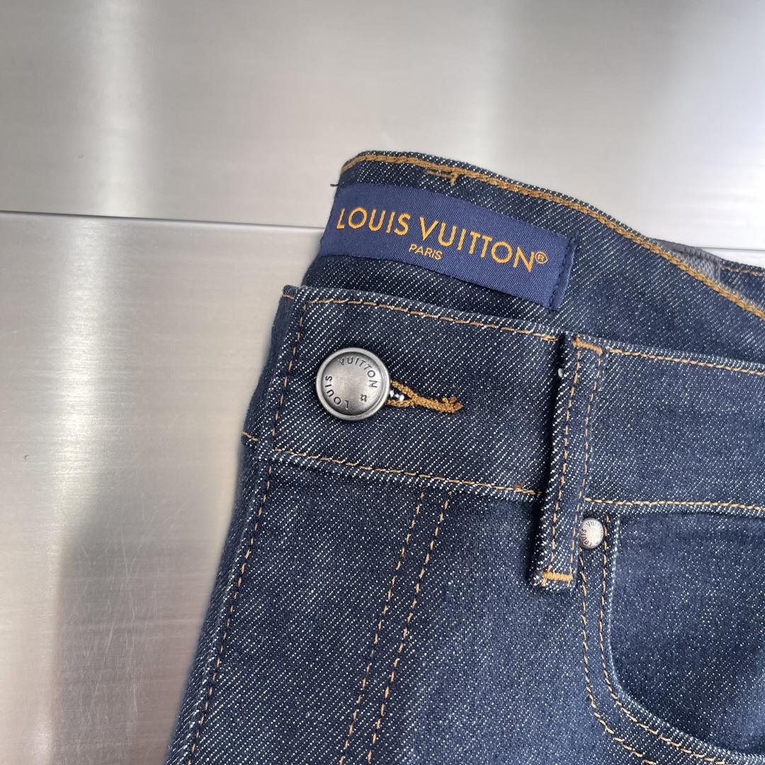 

-驴牌 25早秋新款牛仔裤 面料带弹力 湛蓝色洗水牛仔色 后口袋开模原布定位刺绣品牌字母logo标识