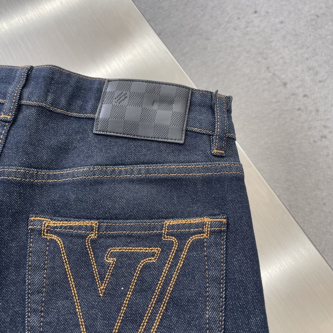 

-驴牌 25早秋新款牛仔裤 面料带弹力 湛蓝色洗水牛仔色 后口袋开模原布定位刺绣品牌字母logo标识