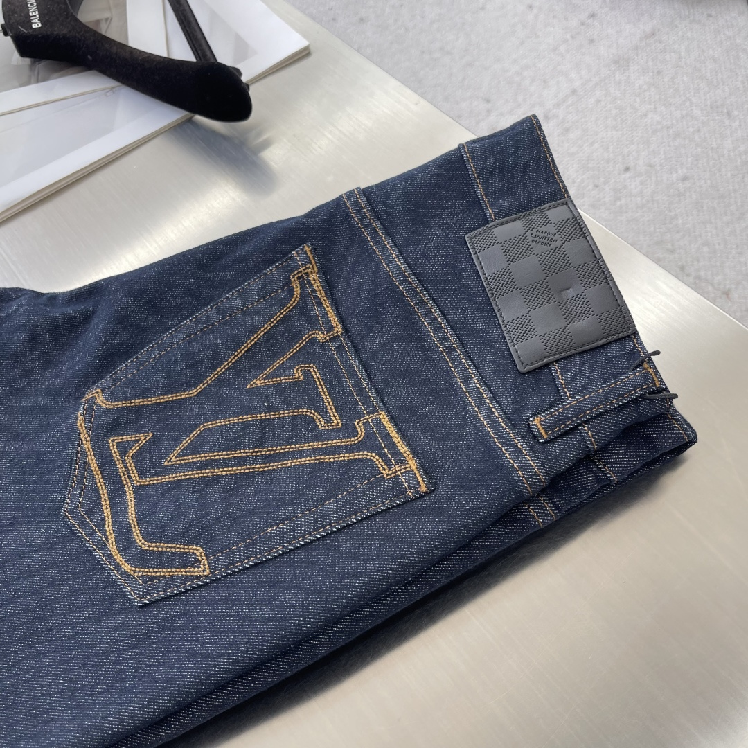 

-驴牌 25早秋新款牛仔裤 面料带弹力 湛蓝色洗水牛仔色 后口袋开模原布定位刺绣品牌字母logo标识