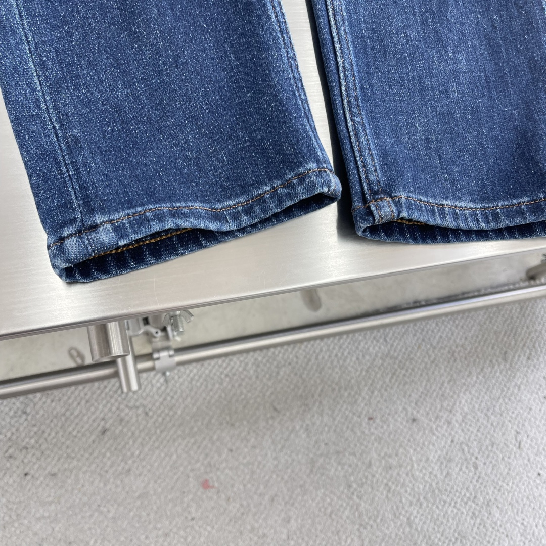 

-BBR    25早秋新款牛仔裤 面料带弹力 舒适度高 版型好 后口袋经典战马刺绣设计 牛仔蓝色带